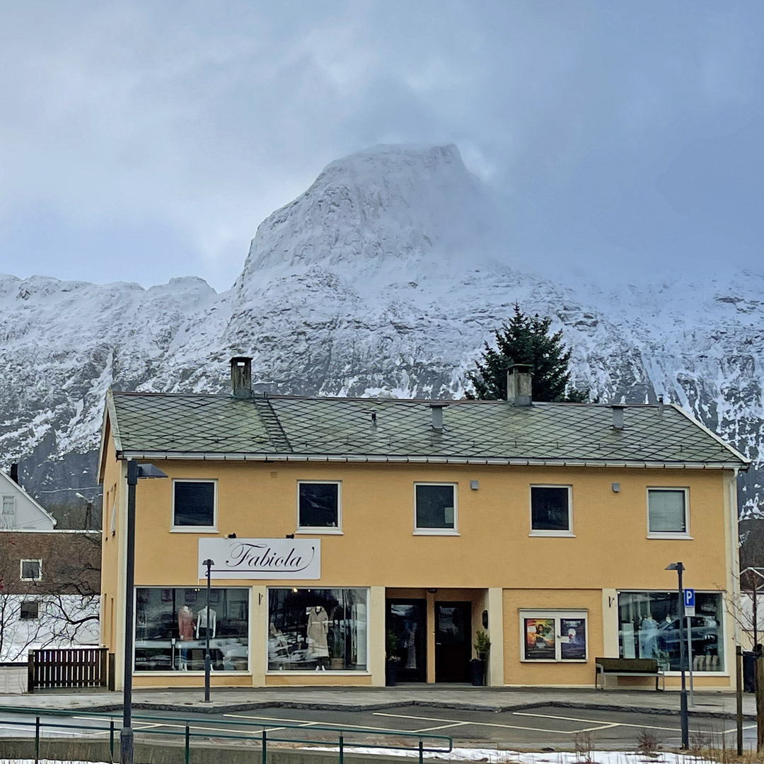 Start-Opp-Salten-Fabiola-Siw-Janne-butikk-fasade-Glomfjord-fortellfortell-1080x1080